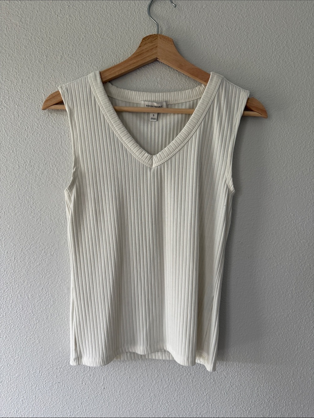 Banana Republic Factory NWOT Cream Ribbed V-Neck Sleeveless Tank